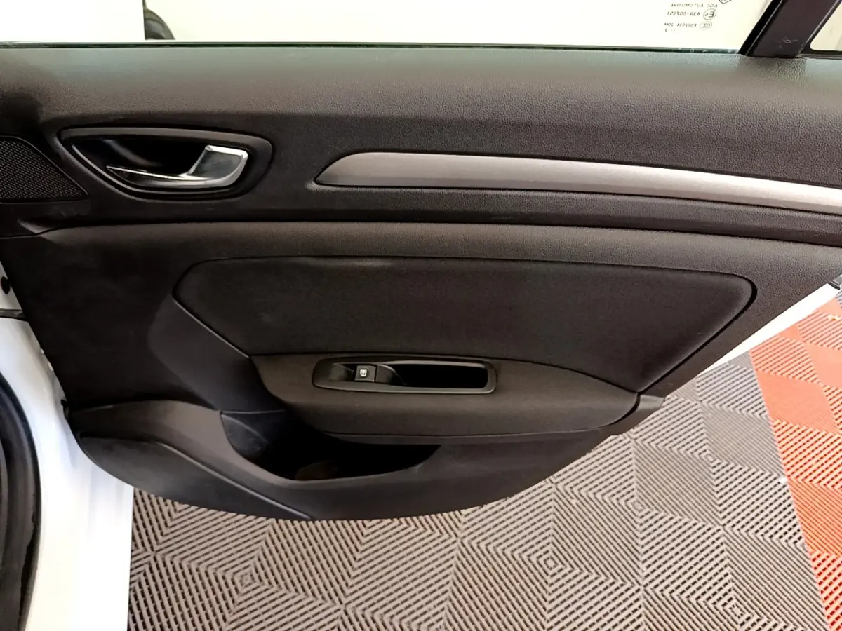 Vue rapprochée de la porte arrière gauche noire intérieure de la Renault Mégane Business E-Tech hybride blanche.