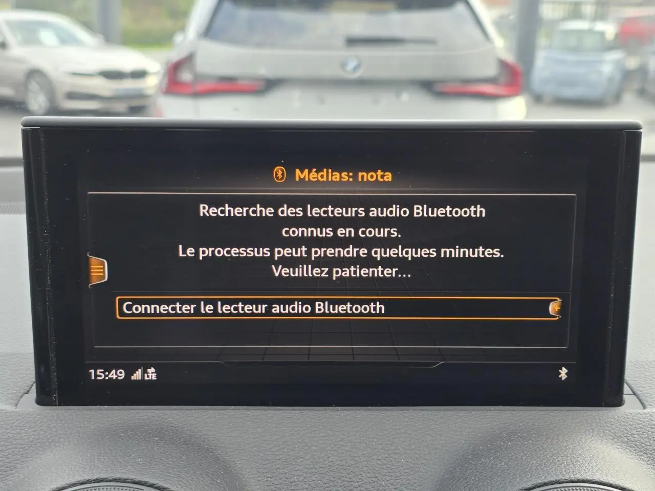 Écran multimédia MMI de l'Audi Q2 35 TFSI 2023 affichant la recherche de lecteurs audio Bluetooth.