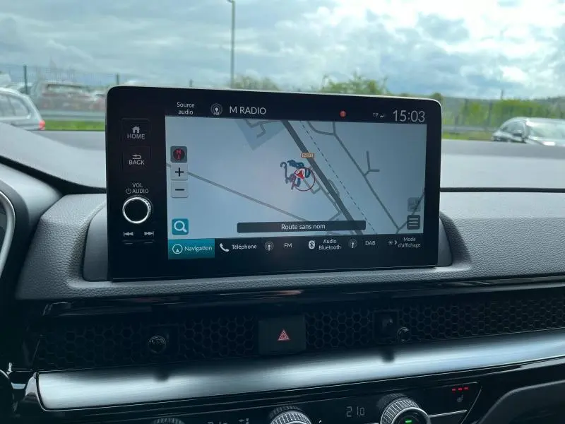 Écran tactile du système de navigation du Honda CR-V 2024, affichant une carte et les options multimédia.