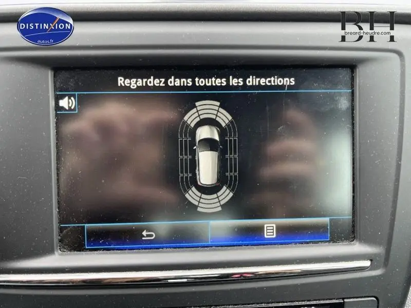 Écran tactile du système de surveillance 360° du Renault Kadjar gris platine, vue intérieure tableau de bord.