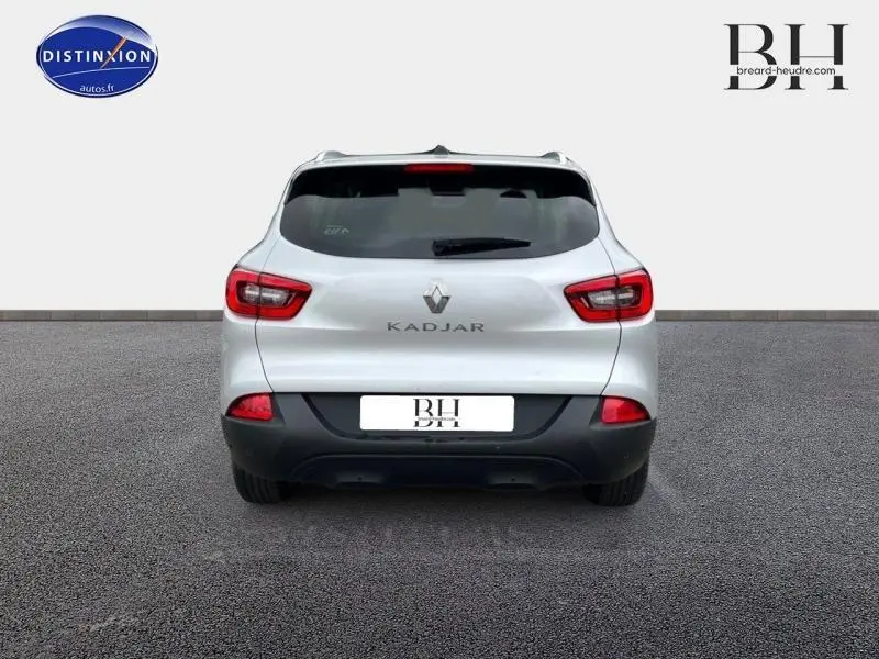 Vue arrière d'un Renault Kadjar gris platine avec feux arrière rouges et lunette arrière surteintée.