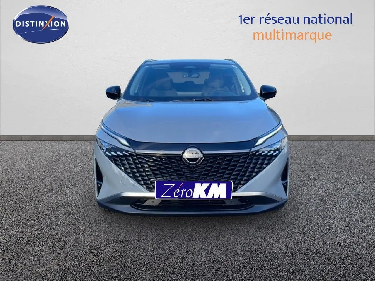 Vue de face du Nissan Qashqai 1.5 E-POWER 205CH N-Connecta en gris argile métal avec calandre noire distinctive.