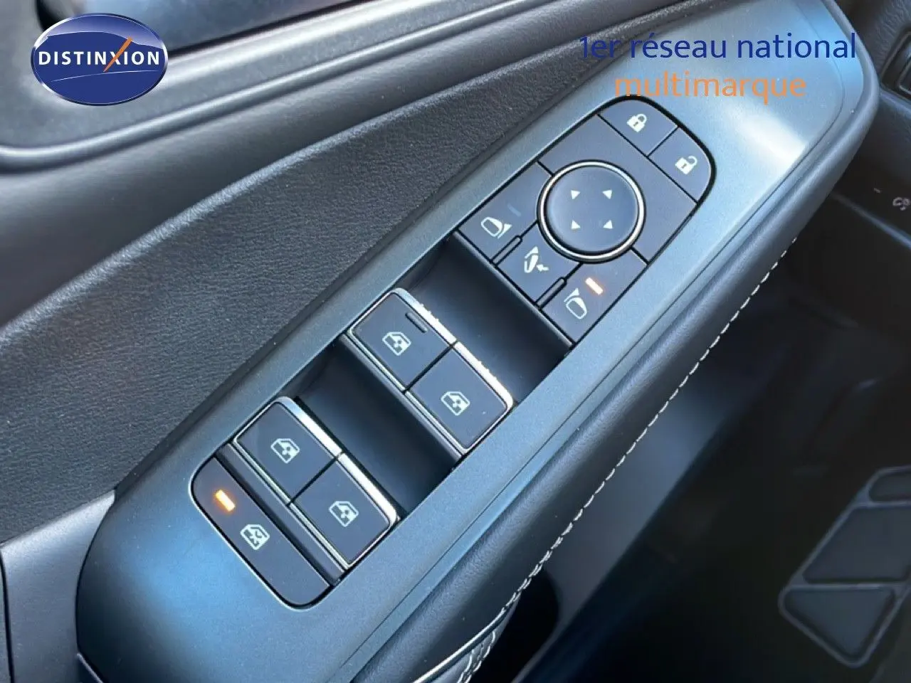 Détail des commandes des vitres et rétroviseurs côté conducteur du Nissan Qashqai gris argile 2025.