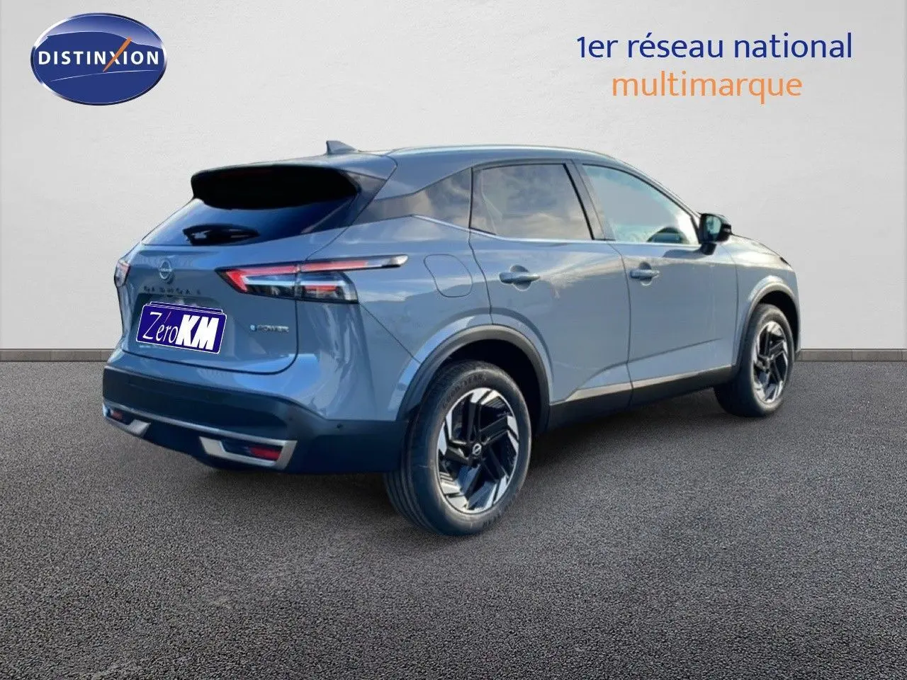 Vue 3/4 arrière droite du Nissan Qashqai 1.5 E-POWER gris argile métal avec jantes noires bicolores.