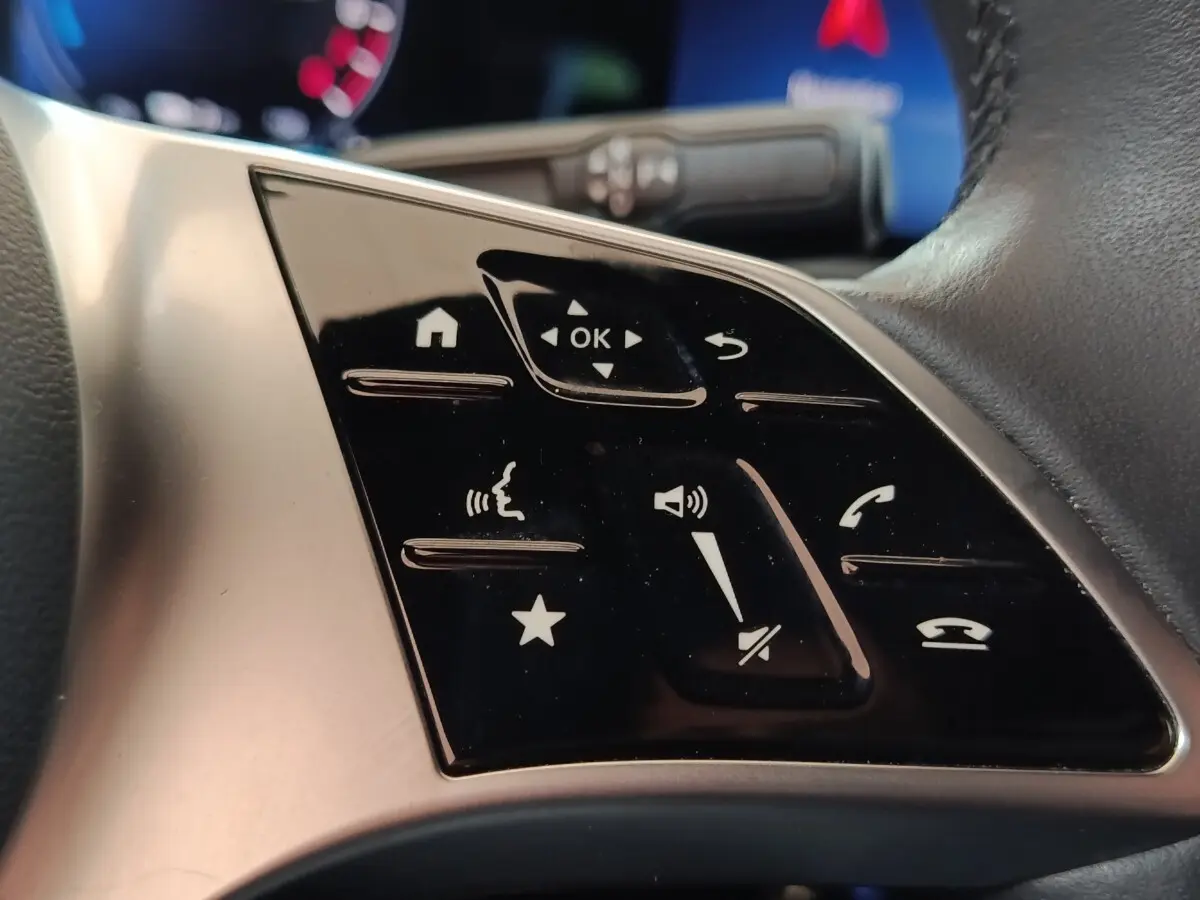 Gros plan sur les commandes tactiles du volant alu-cuir de la Mercedes Classe A 250 e Business Line 2023.
