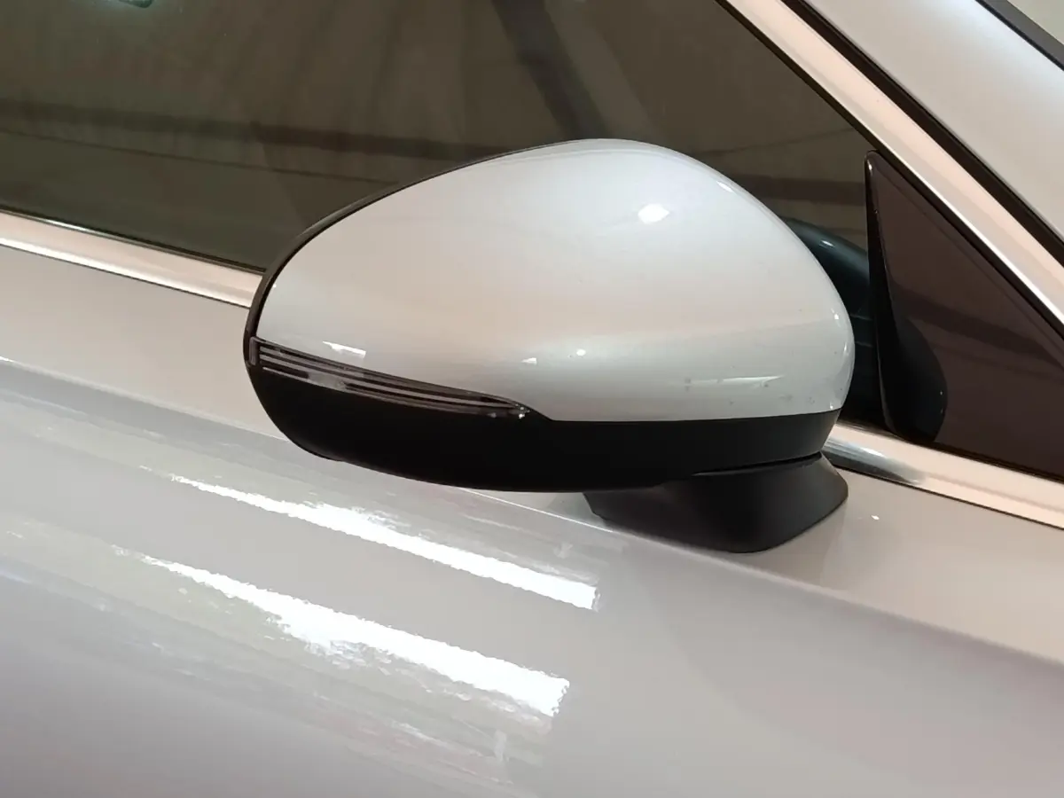 Rétroviseur droit gris clair de la Mercedes Classe A 250 e Business Line 2023 avec clignotant intégré.