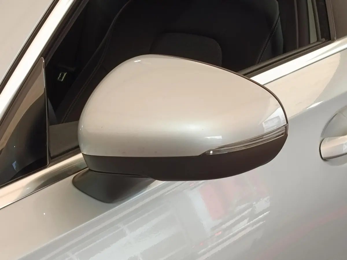 Gros plan sur le rétroviseur droit gris clair de la Mercedes Classe A 250 e Business Line 2023, avec clignotant intégré.
