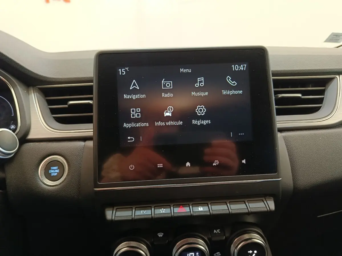 Vue intérieure centrée sur l’écran tactile du tableau de bord du Renault Captur Intens E-TECH 2021.