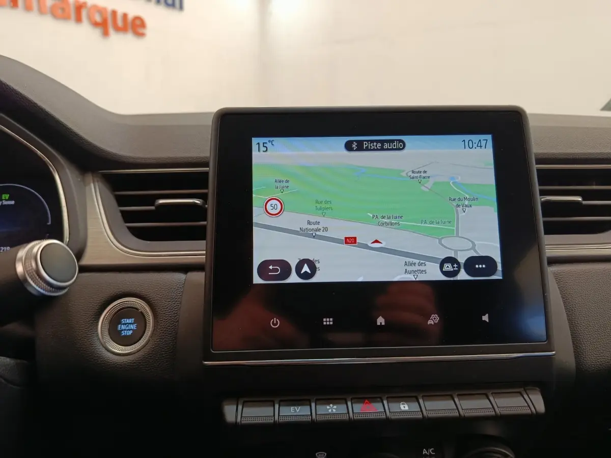 Écran tactile central du tableau de bord du Renault Captur Intens E-TECH 2021 affichant la navigation GPS.
