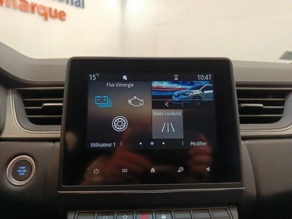 Écran tactile central du tableau de bord Renault Captur Intens E-TECH 2021 avec affichage des aides à la conduite.