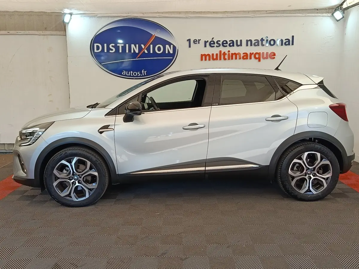 Renault Captur Intens E-TECH Plug-in 2021 gris clair en profil droit, avec jantes alliage et détails noirs contrastants.