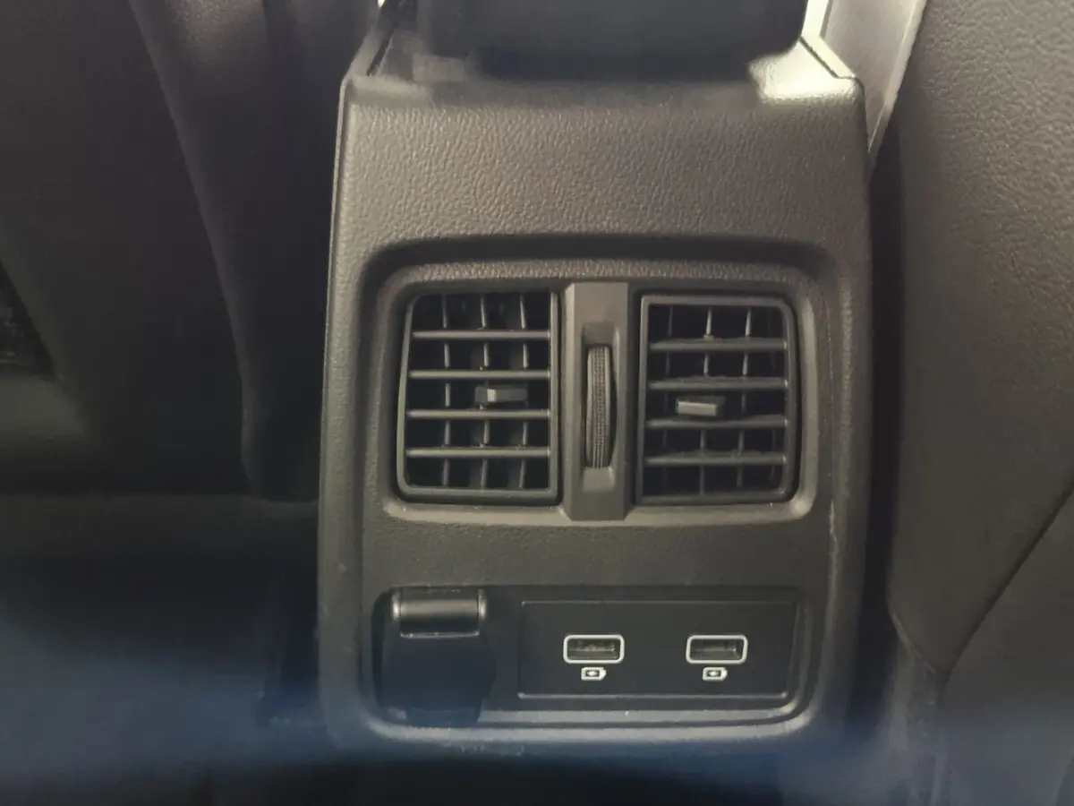 Vue rapprochée des aérateurs arrière et des ports USB du Renault Captur Intens E-TECH gris clair de 2021.