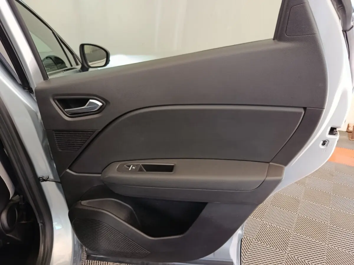Vue côté gauche sur la porte arrière grise claire du Renault Captur Intens E-TECH Plug-in 160 avec habillage intérieur noir.