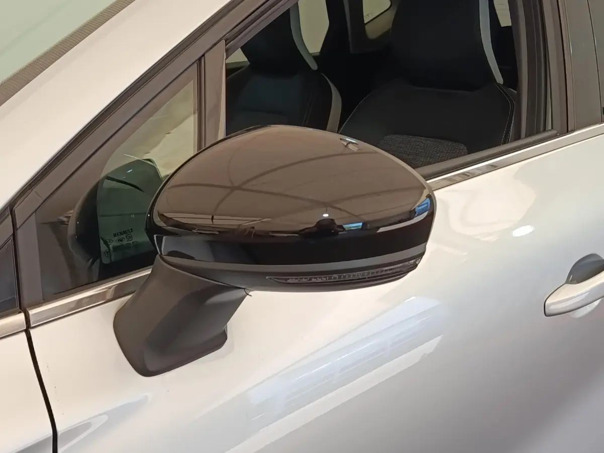 Rétroviseur noir brillant côté conducteur du Renault Captur gris clair Intens E-TECH Plug-in 2021, vue rapprochée.
