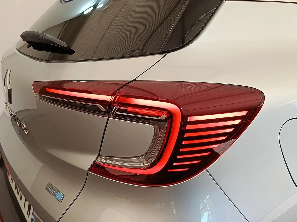 Feu arrière droit allumé d’un Renault Captur gris clair Intens E-TECH Plug-in 2021, vue arrière rapprochée.