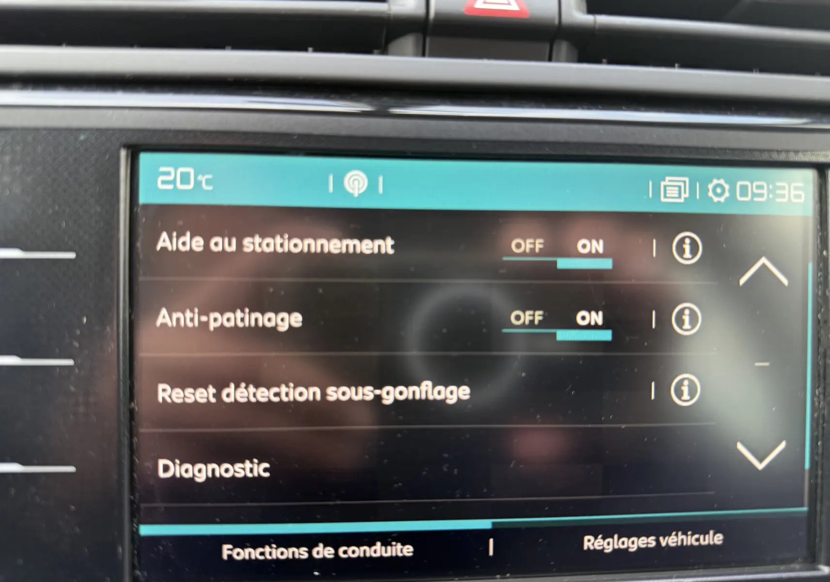 Écran tactile intérieur du Citroën Grand C4 Spacetourer 2019 affichant les réglages d’aide à la conduite.