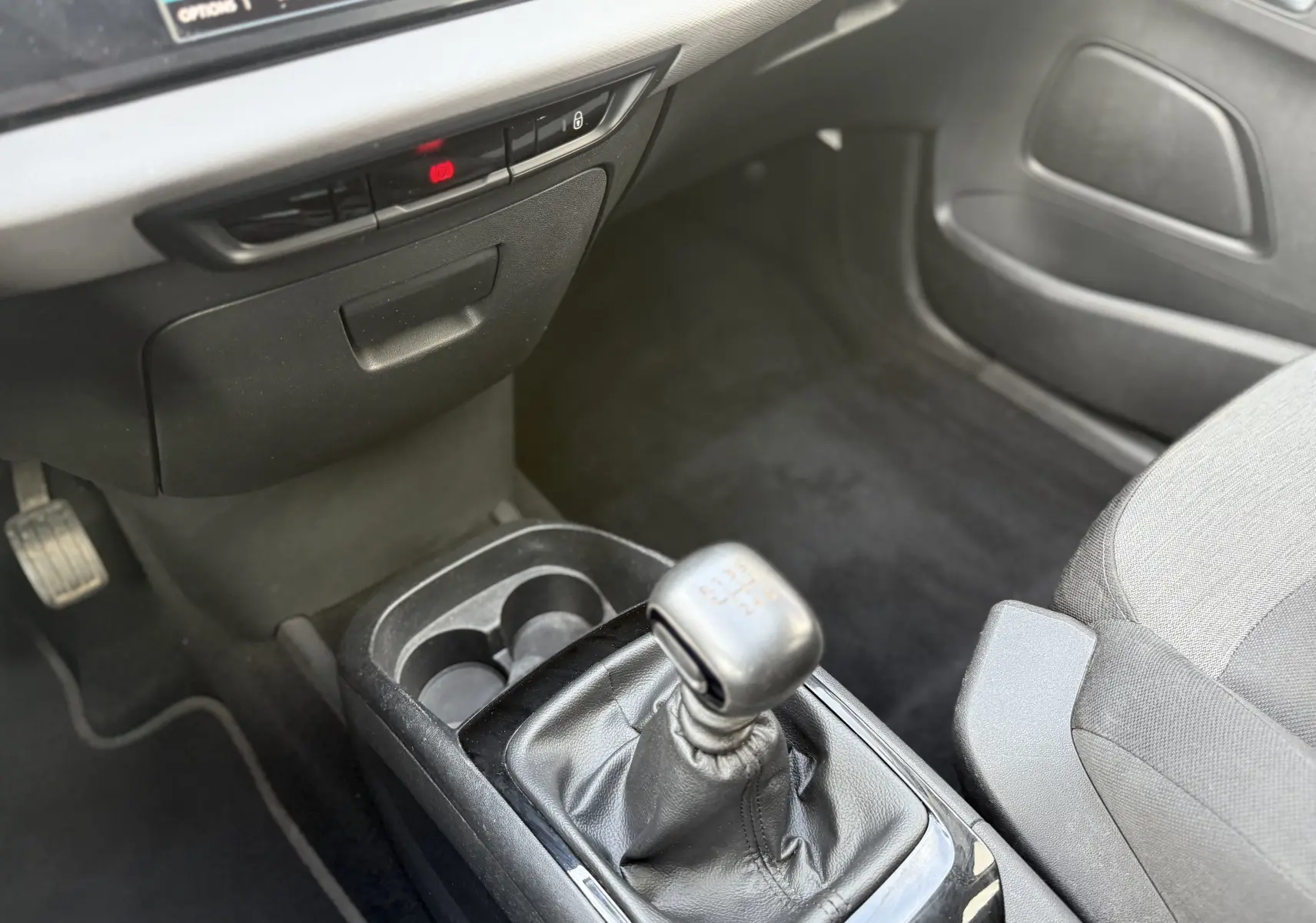 Gros plan sur le levier de vitesse manuel et la console centrale noire du Citroën Grand C4 Spacetourer gris, côté passager.
