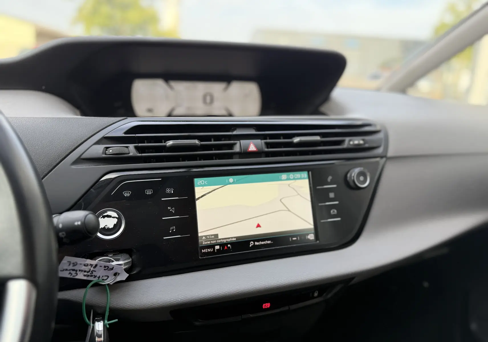 Tableau de bord du Citroën Grand C4 Spacetourer gris, vue centrée sur l'écran tactile avec navigation affichée.