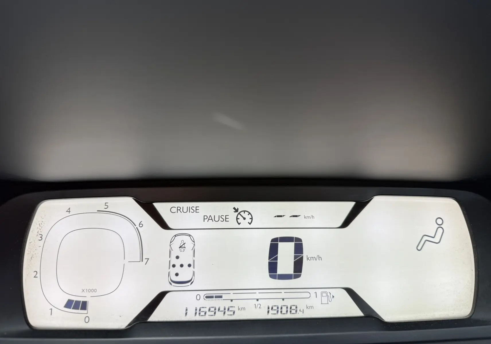 Tableau de bord numérique du Citroën Grand C4 Spacetourer 2019, affichage blanc avec indicateurs de vitesse et croisière.