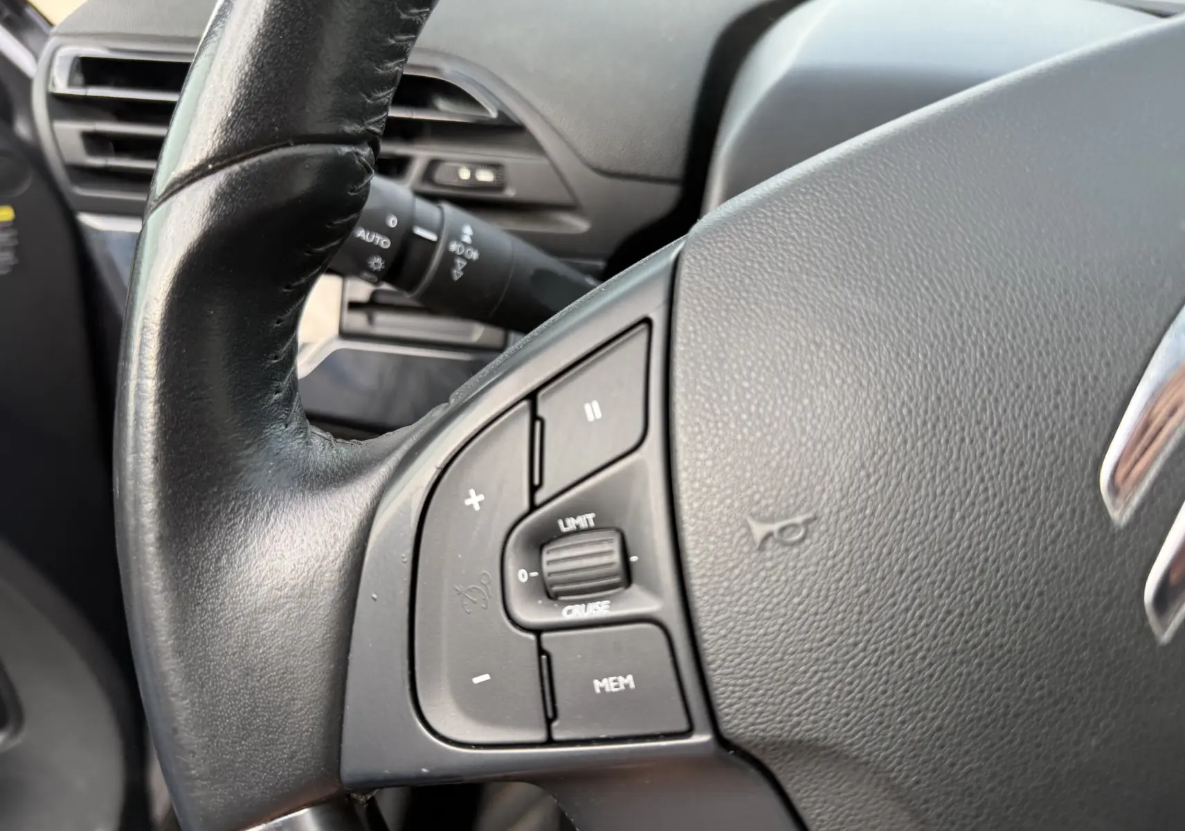 Gros plan sur le volant noir du Citroën Grand C4 Spacetourer 2019, montrant les commandes de régulateur de vitesse.
