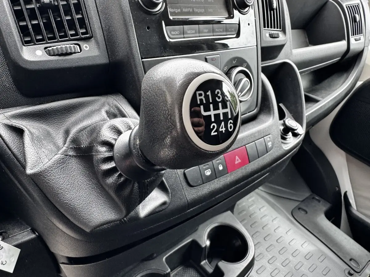 Gros plan sur le levier de vitesses manuel du Citroën Jumper 2019, avec tableau de bord et console centrale en arrière-plan.