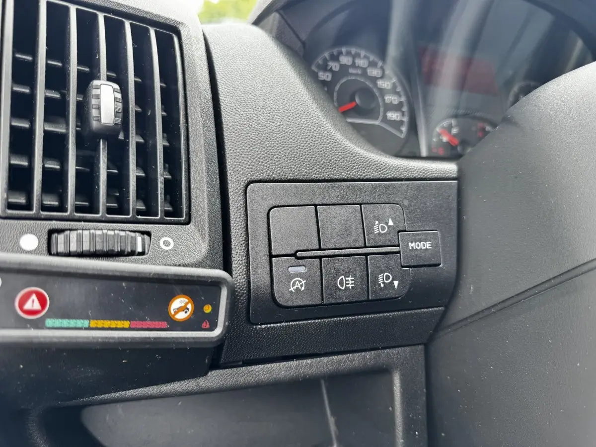 Vue rapprochée du tableau de bord côté gauche du Citroën Jumper 2019, avec commandes d’éclairage et ventilation visibles.