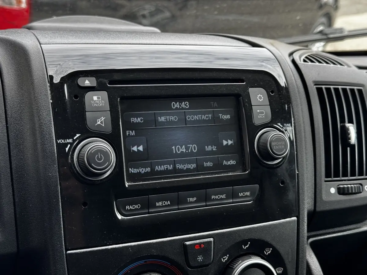 Gros plan sur l’écran tactile multifonctions et commandes radio du tableau de bord noir du Citroën Jumper 2019.