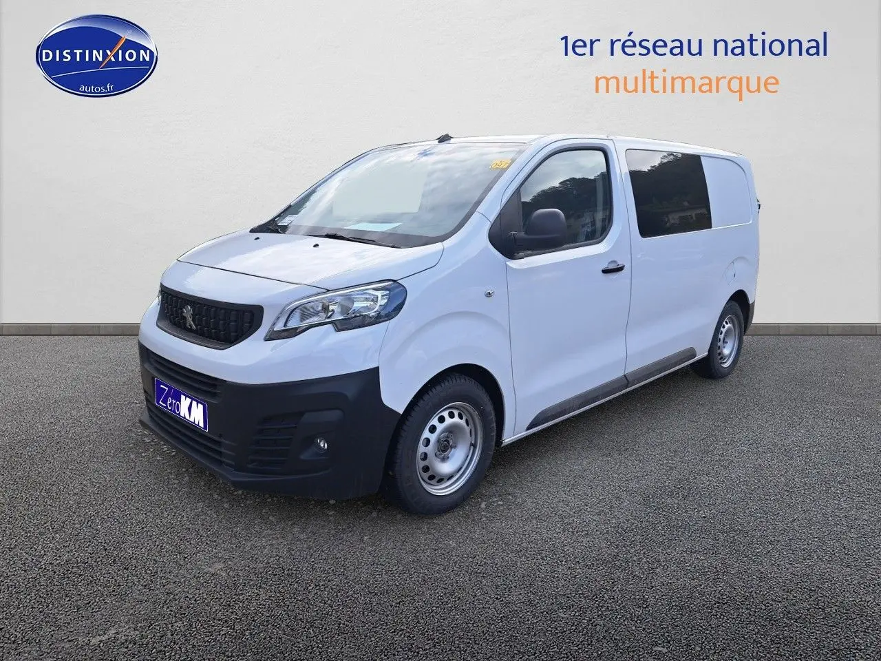 Peugeot Expert Cabine Approfondie blanc Kaolin vu en 3/4 avant droit avec calandre noire et jantes acier simples.