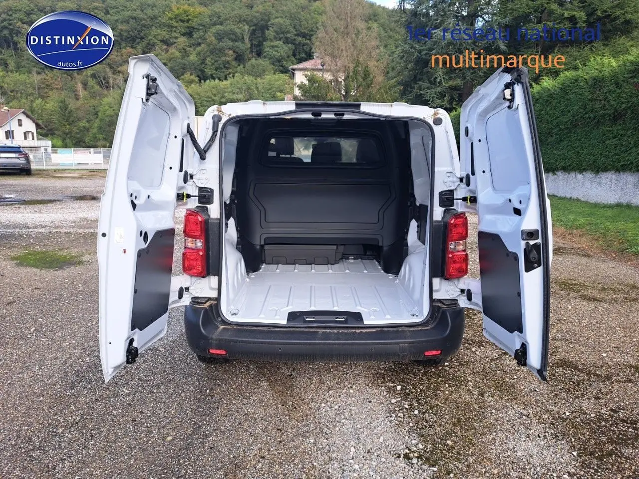 Vue arrière du Peugeot Expert Cabine Approfondie blanc Kaolin 2023 avec portes ouvertes et espace de chargement vide.
