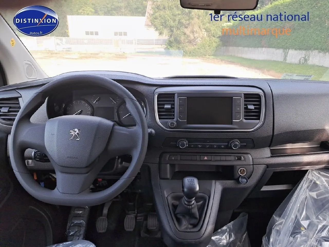 Vue intérieure frontale du tableau de bord noir et volant Peugeot d'un Expert Cabine Approfondie blanc Kaolin 2023.