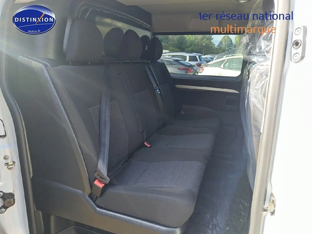 Vue intérieure côté droit montrant la banquette arrière noire du Peugeot Expert Cabine Approfondie blanc Kaolin 2023.