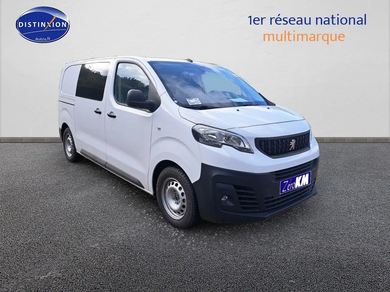 Peugeot Expert cabine approfondie blanc Kaolin vu en 3/4 avant droit avec calandre noire et jantes acier.