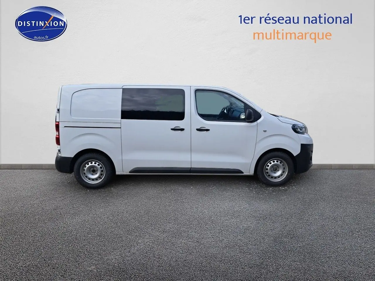 Peugeot Expert Blanc Kaolin vu de profil côté droit, fourgon utilitaire avec vitres teintées arrière.