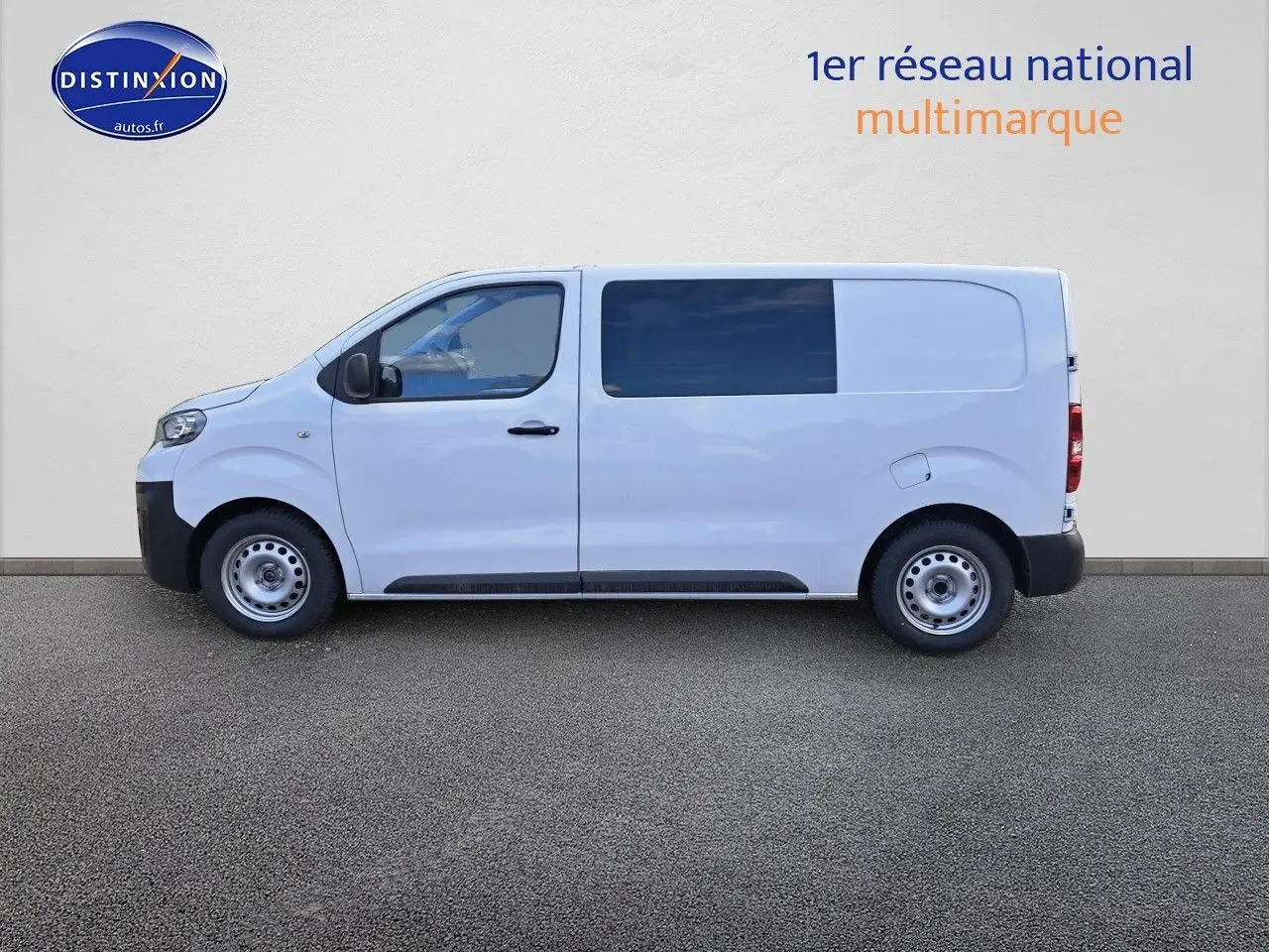 Vue latérale gauche d'un Peugeot Expert cabine approfondie blanc Kaolin, fourgon utilitaire avec vitres teintées arrière.