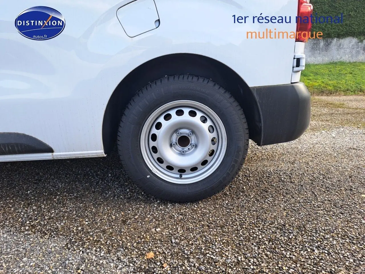 Gros plan sur la roue arrière droite d'un Peugeot Expert Blanc Kaolin, avec passage de roue et partie de la carrosserie visible.