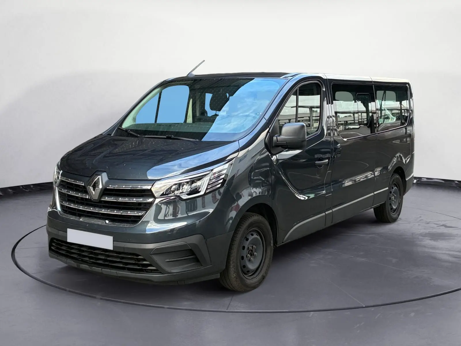 Renault Trafic Combi gris foncé métal vu en 3/4 avant droit, avec grandes vitres latérales et calandre chromée.