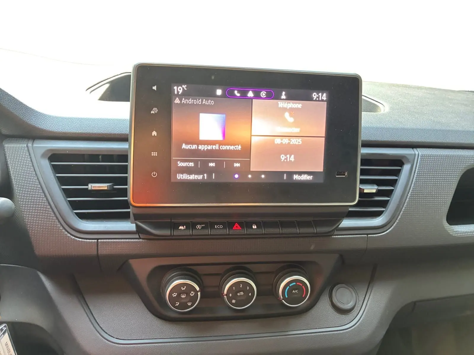 Vue rapprochée du tableau de bord du Renault Trafic Combi 2023 avec écran tactile Easy Link de 8 pouces.