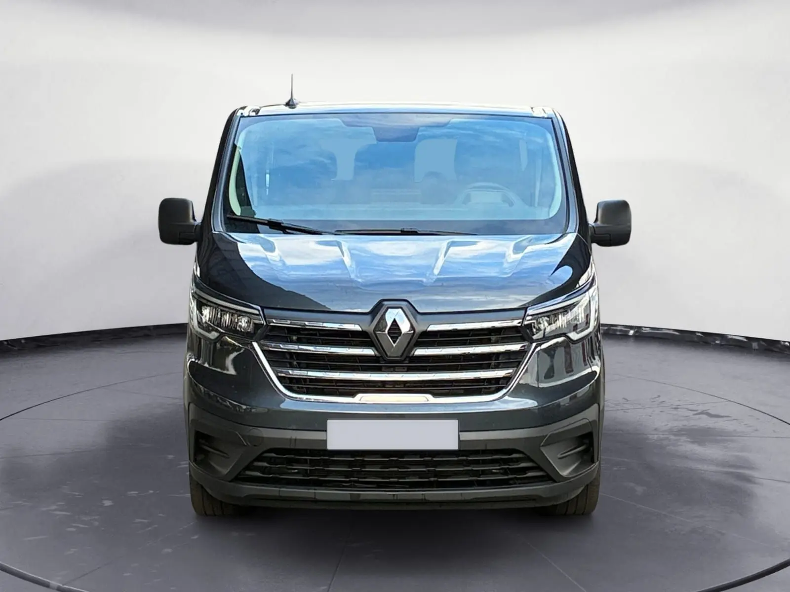 Vue frontale du Renault Trafic Combi gris foncé métal 2023 avec calandre chromée et grands phares LED.