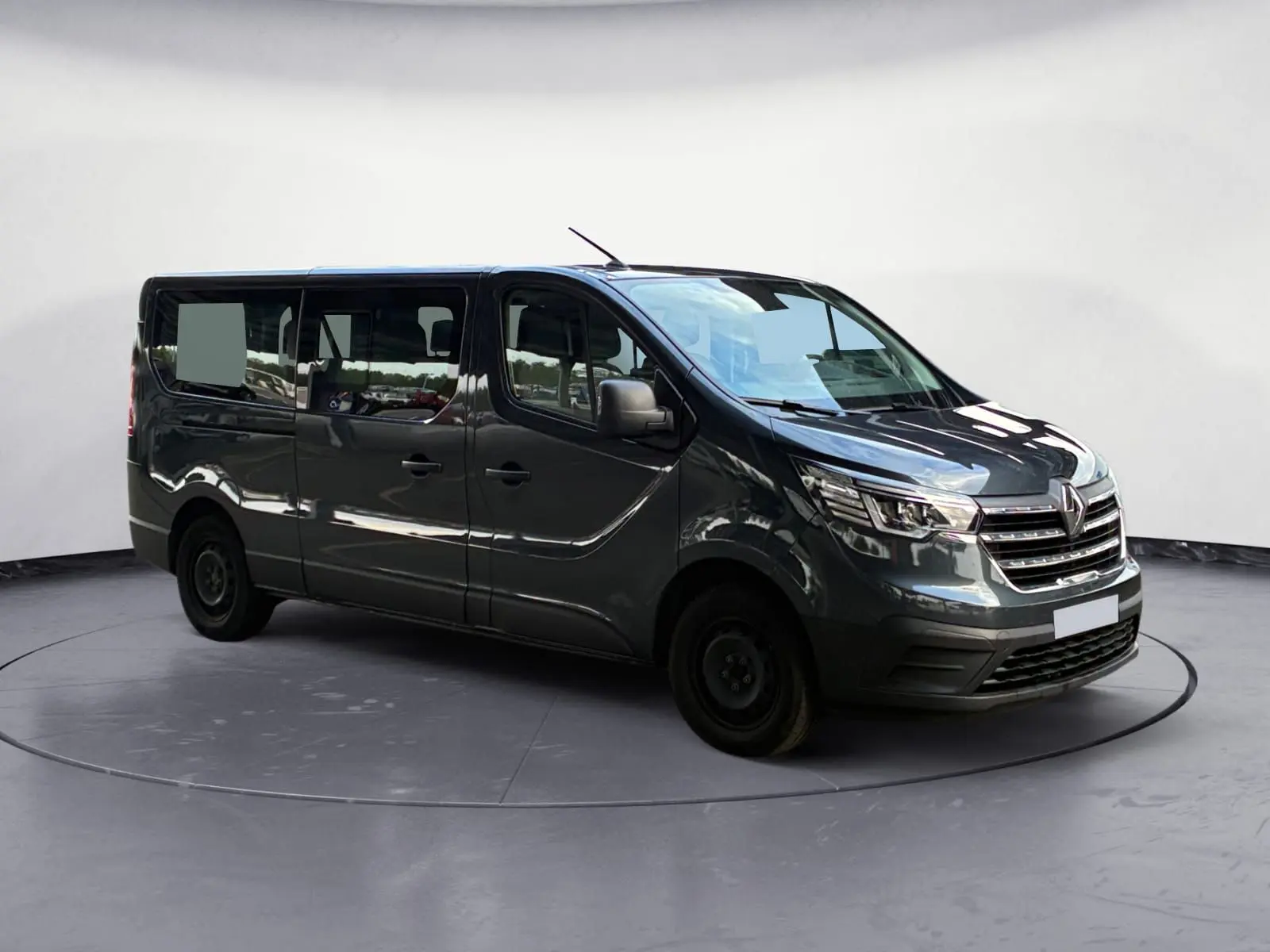 Renault Trafic Combi gris foncé métal vu en 3/4 avant droit, mettant en valeur sa silhouette allongée et ses grandes vitres latérales.