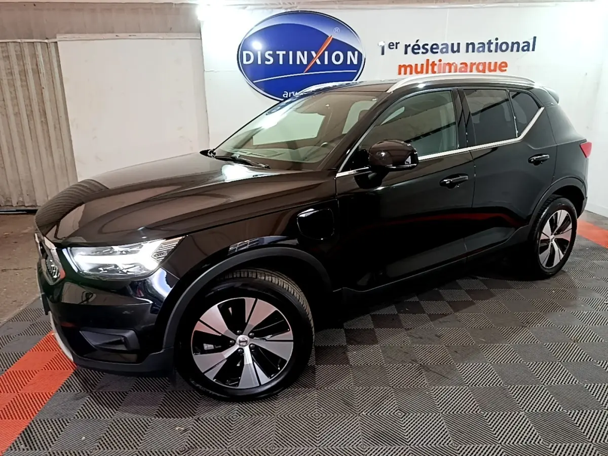 Volvo XC40 Recharge T4 Business noir en 3/4 avant droit, roues alliage et vitres teintées visibles