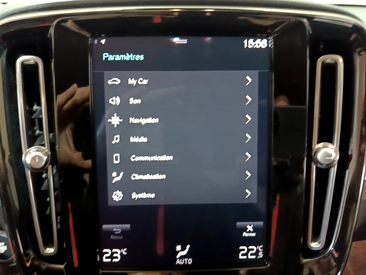 Écran tactile central du tableau de bord noir du Volvo XC40 Recharge T4 Business, affichant le menu des paramètres.