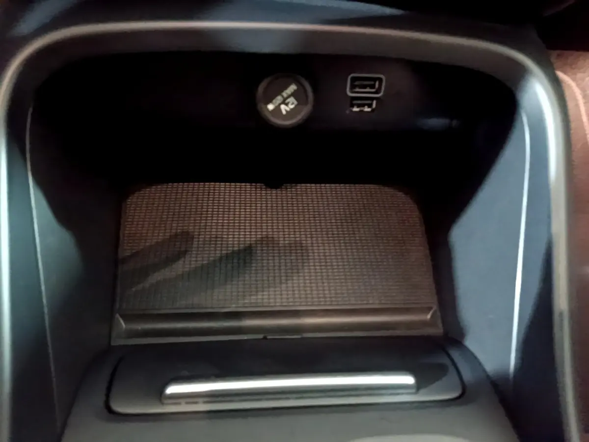 Gros plan sur la console centrale noire du Volvo XC40 Recharge T4 avec prise 12V et ports USB visibles