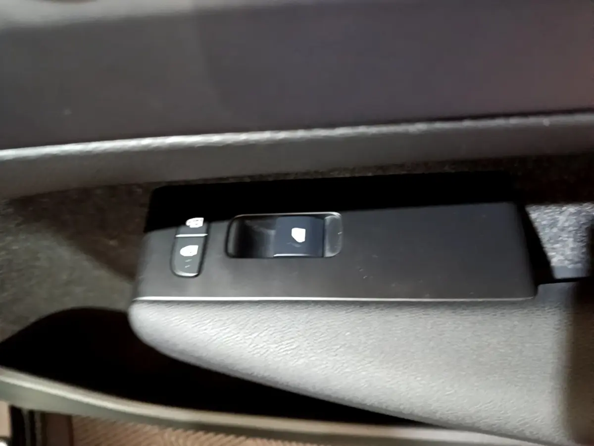 Boutons de verrouillage centralisé et de lève-vitre sur la porte intérieure côté conducteur d'un Volvo XC40 noir Recharge T4 Business 2020.