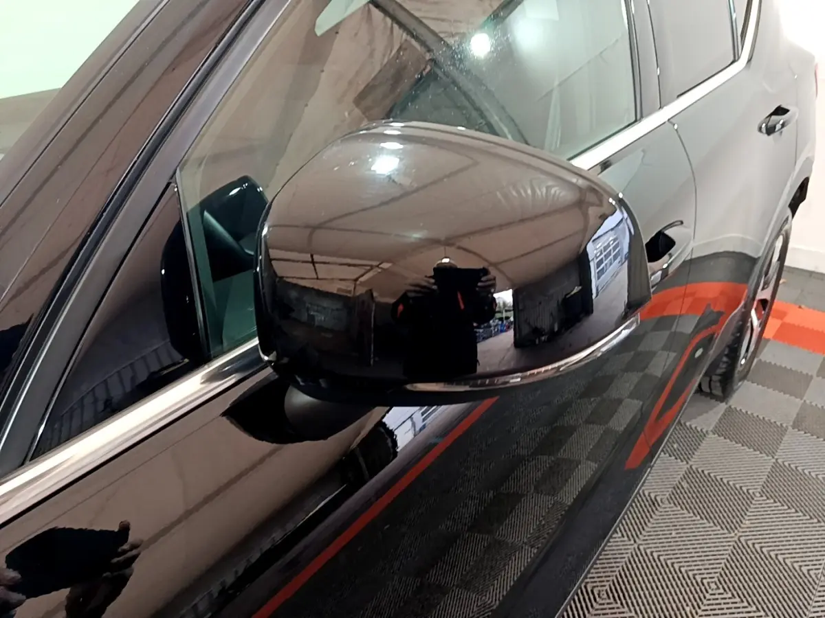 Gros plan sur le rétroviseur côté gauche noir brillant du Volvo XC40 Recharge T4 211 DCT7 Business 2020.