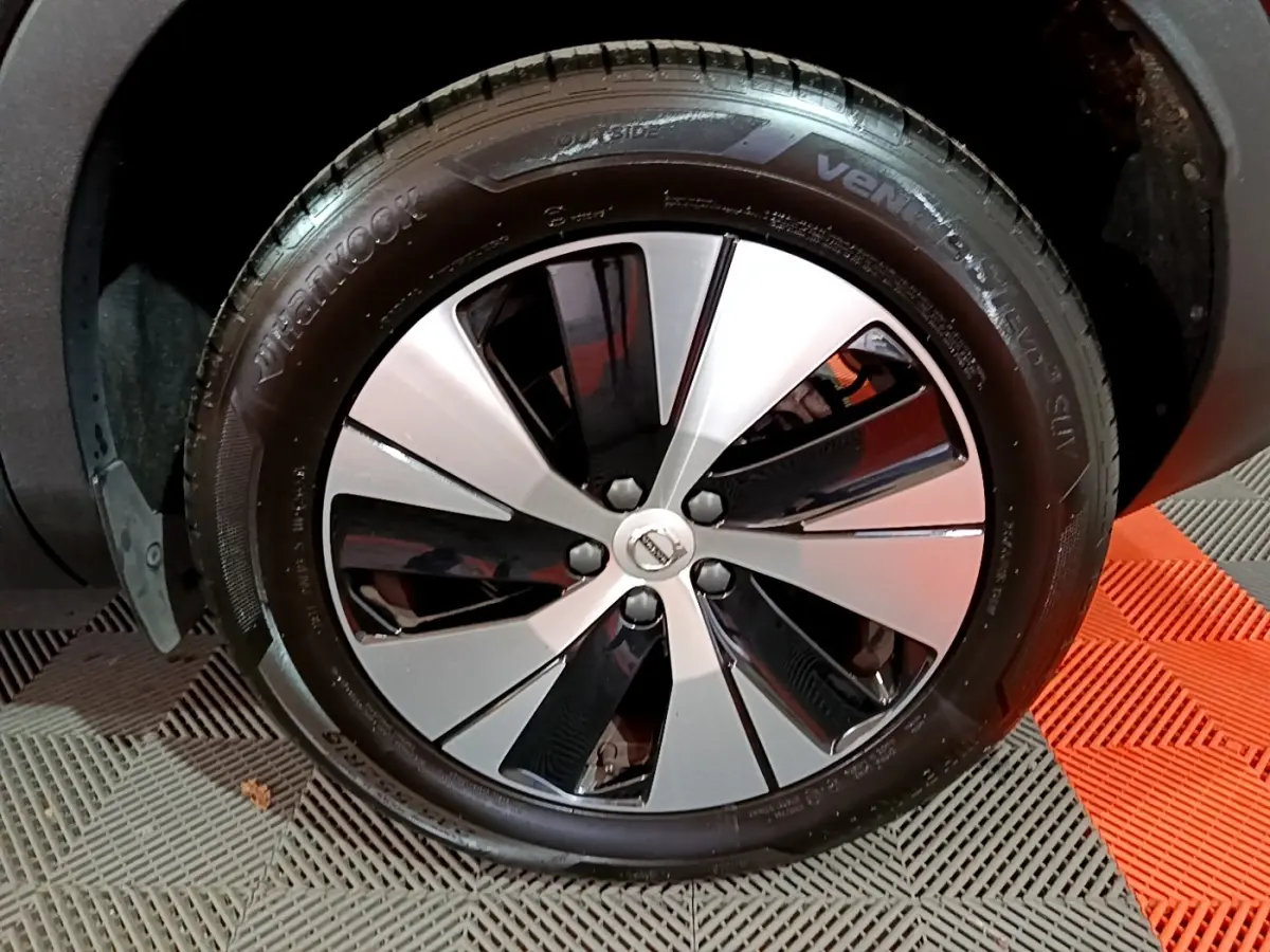 Gros plan sur la roue avant droite noire et argentée du Volvo XC40 Recharge T4 Business 2020.
