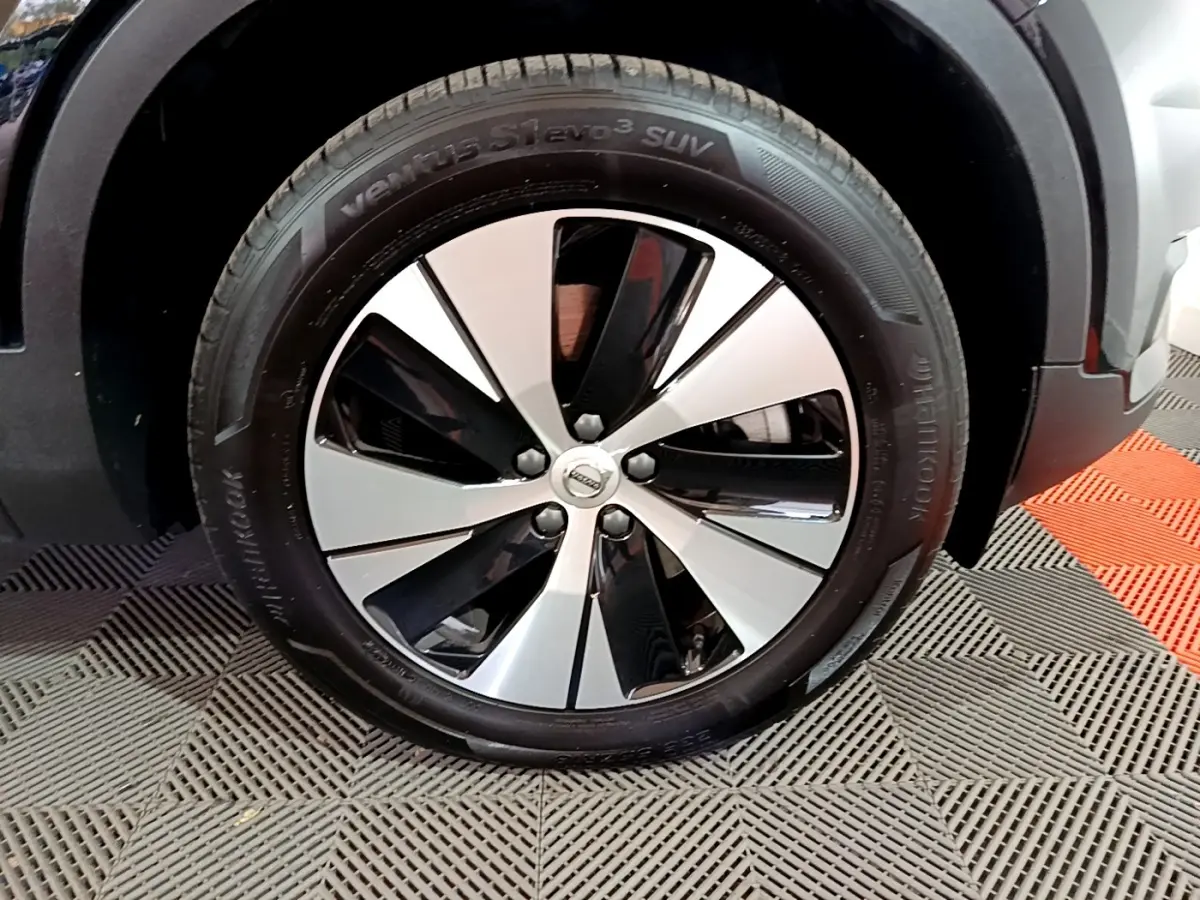 Gros plan sur la roue avant droite noire et argentée du Volvo XC40 Recharge T4 211 DCT7 Business noir.