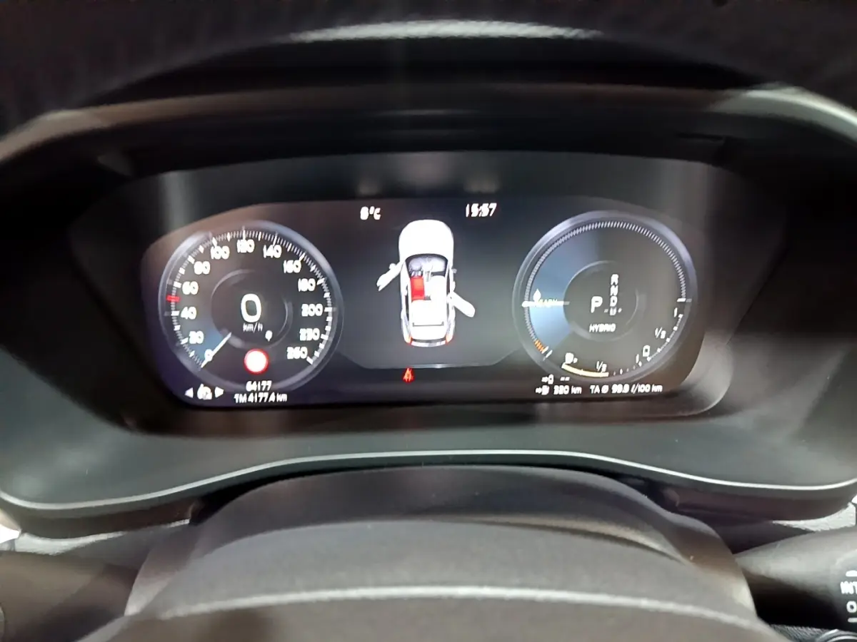 Tableau de bord numérique du Volvo XC40 Recharge T4 noir, affichant vitesse, autonomie et portes ouvertes.