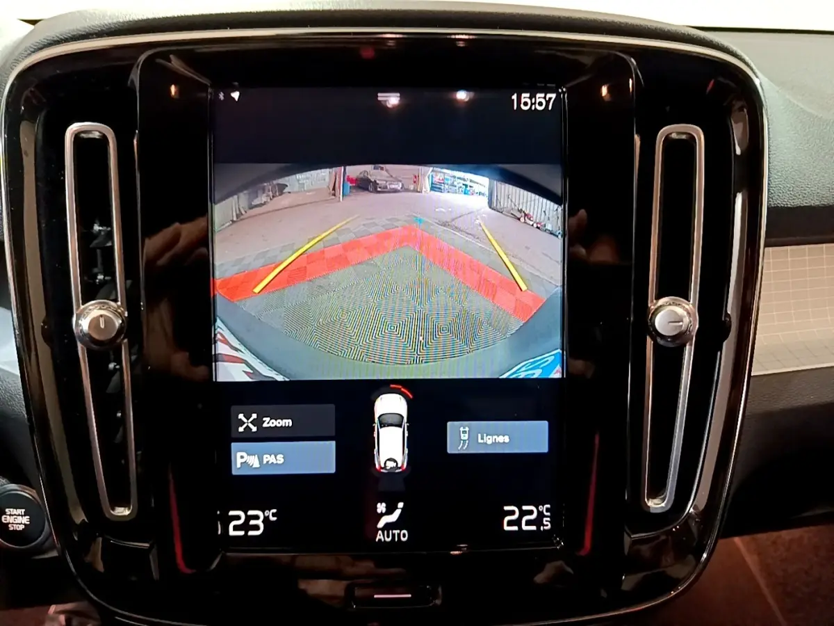 Écran tactile central du Volvo XC40 Recharge T4 noir montrant la caméra de recul avec guidage au stationnement.