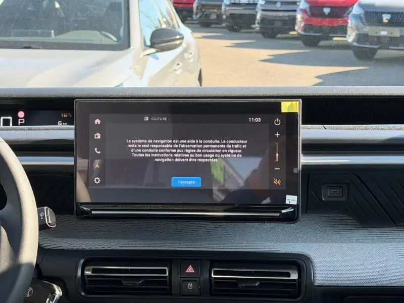 Vue intérieure centrée sur l'écran tactile du tableau de bord du Citroën C3 Aircross gris Mercury, avec volant partiel visible à gauche.