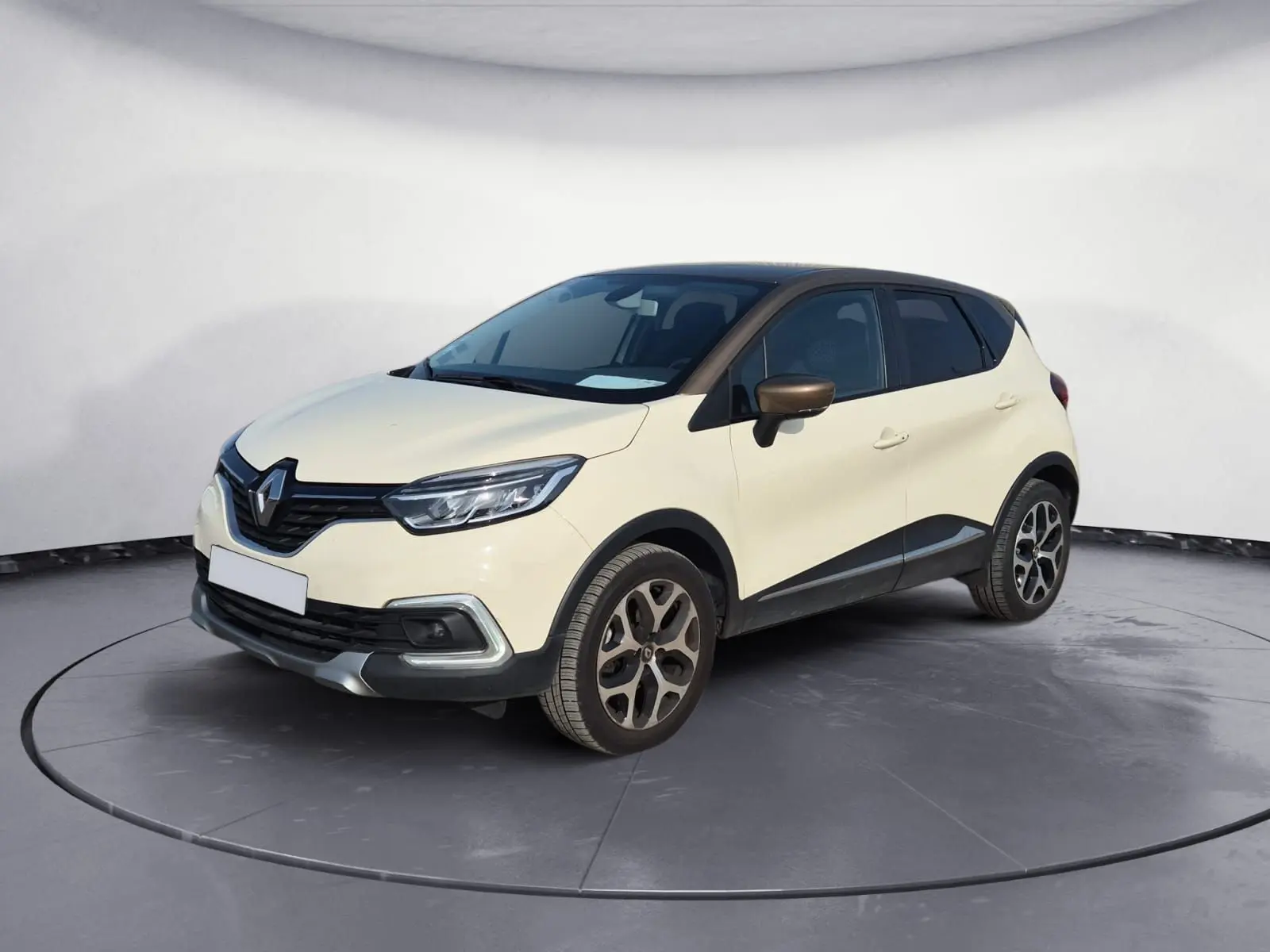 Renault Captur beige et marron en 3/4 avant droit, avec jantes alliage et toit foncé contrastant.